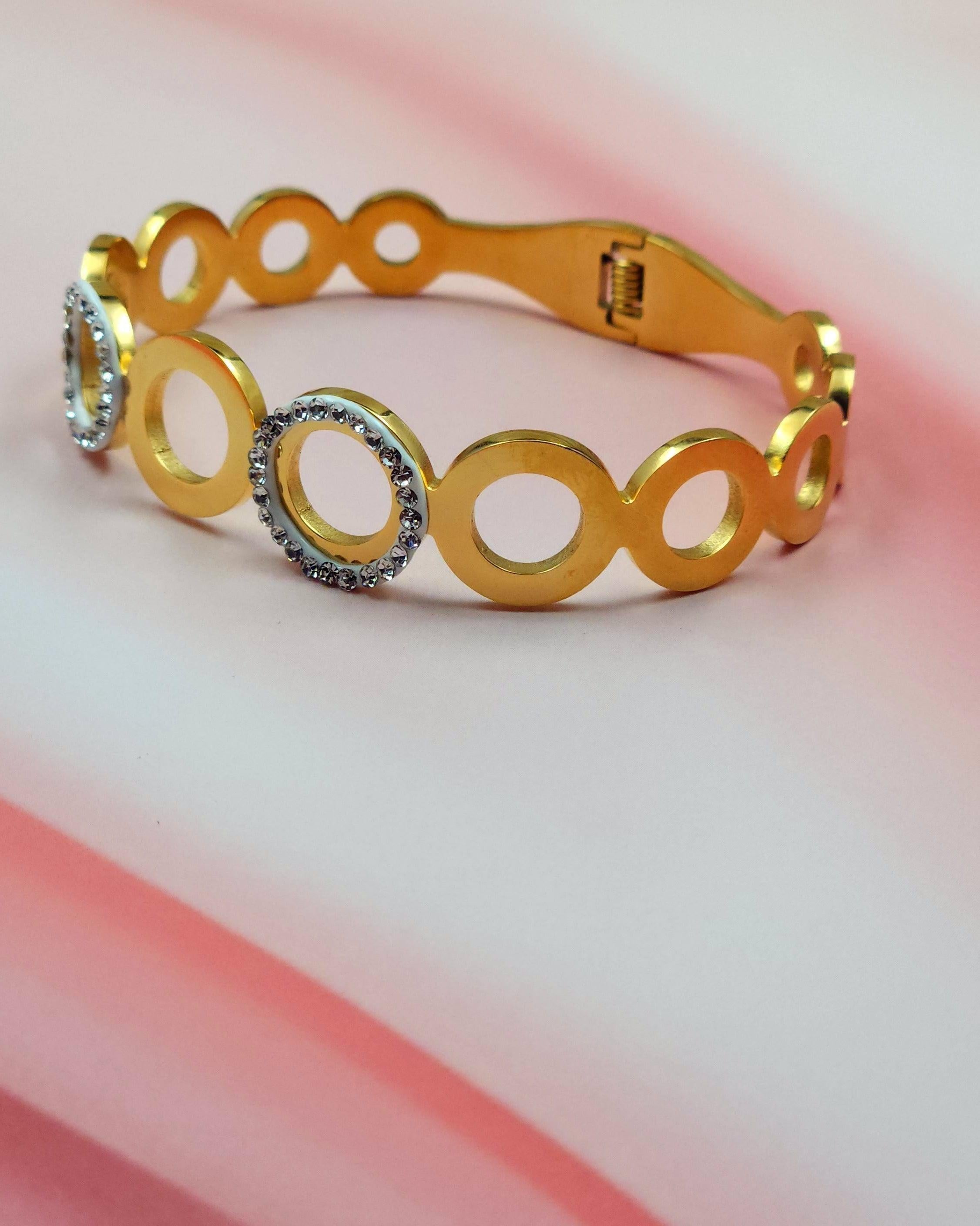 Dazzle Luxe Round Bracelet