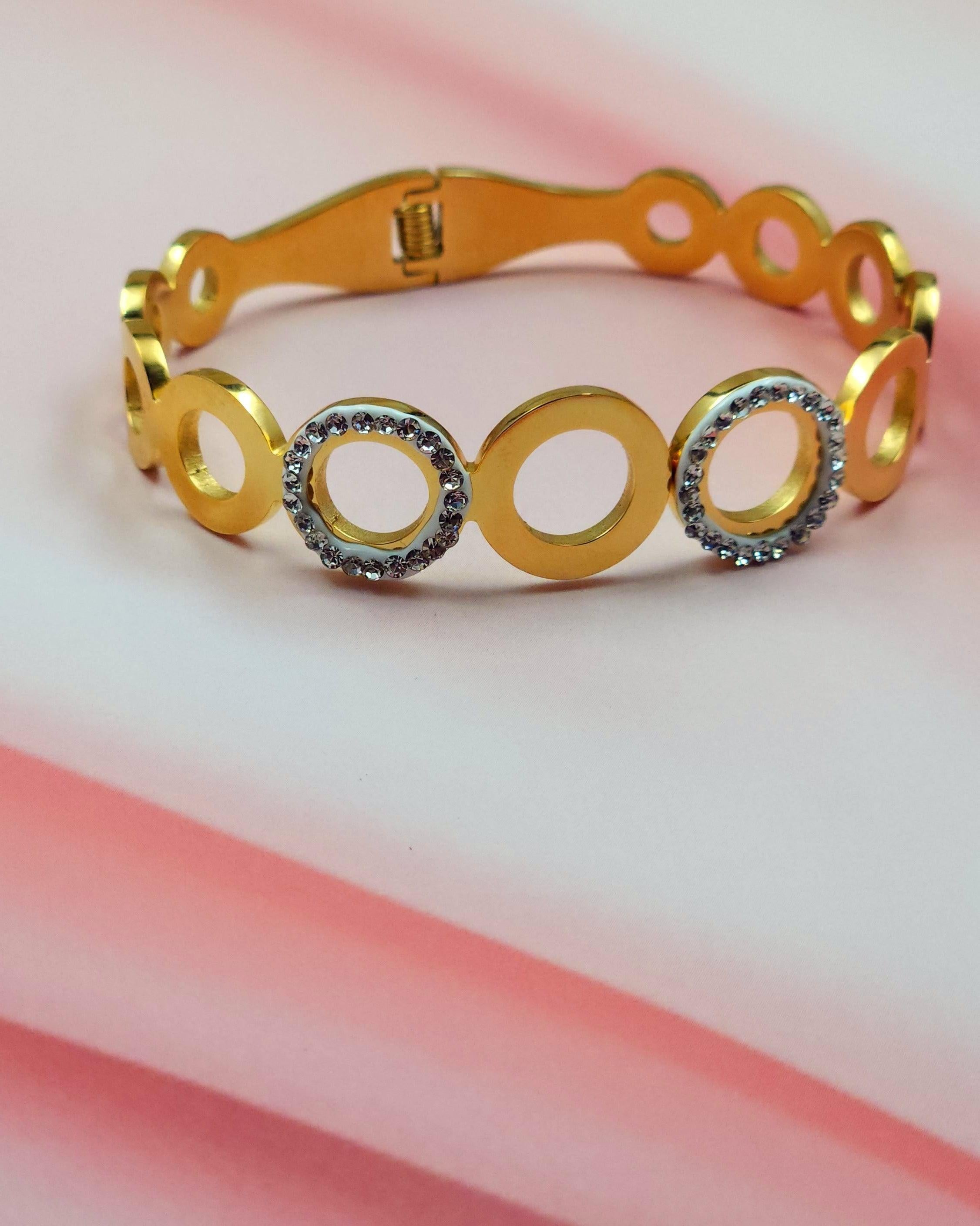 Dazzle Luxe Round Bracelet