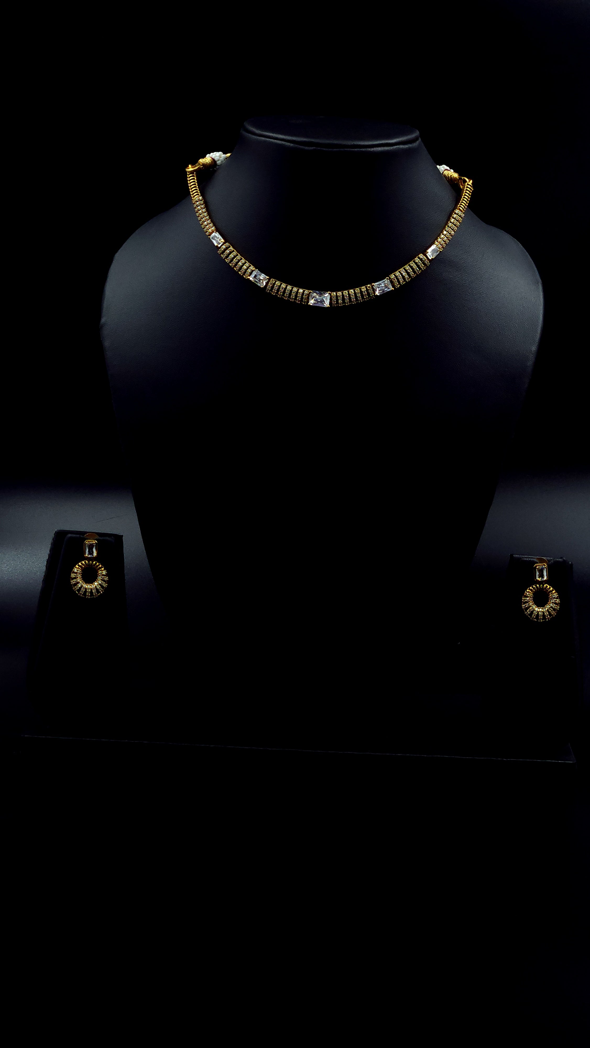 Hasli Choker White Stone