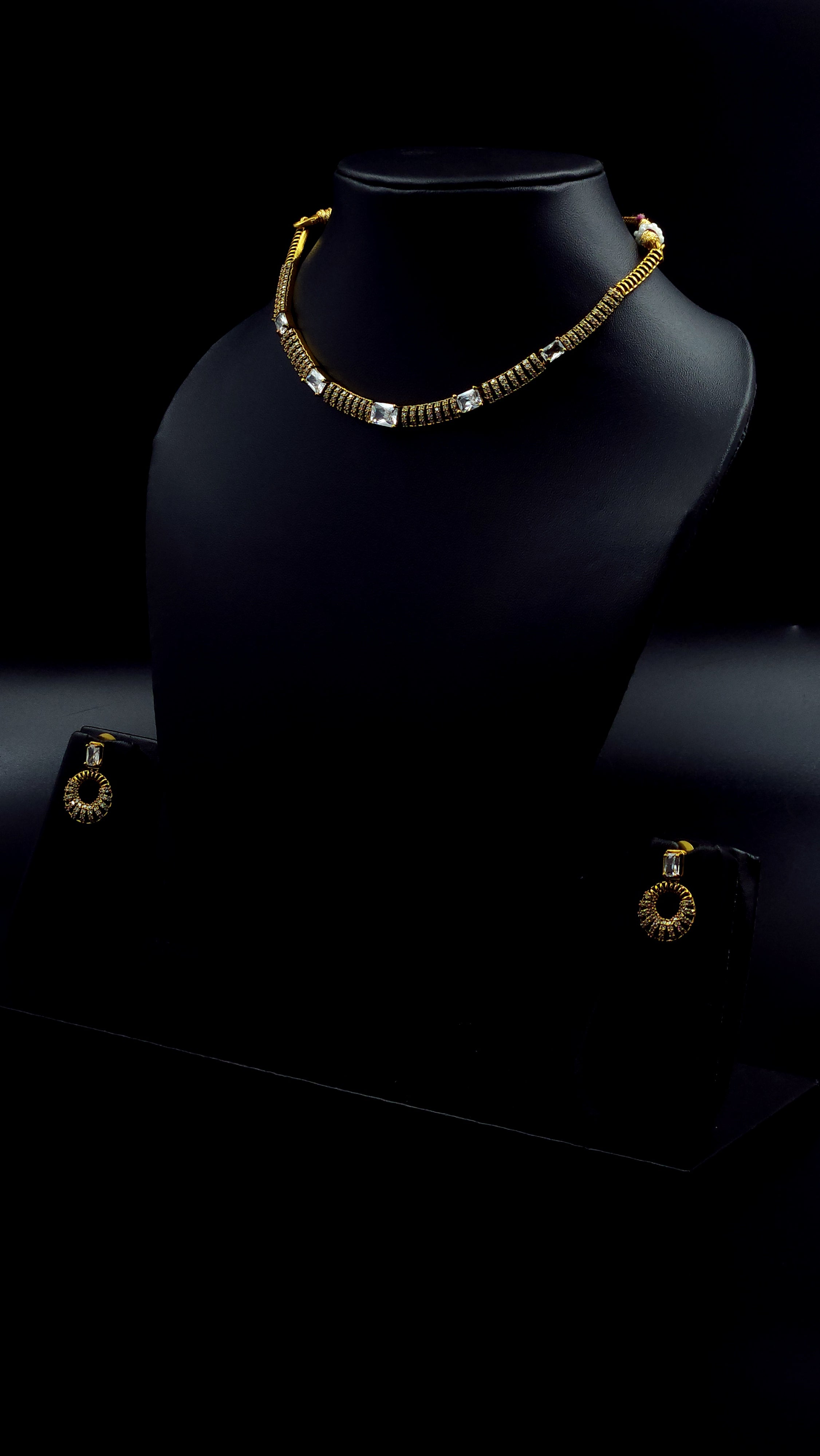 Hasli Choker White Stone