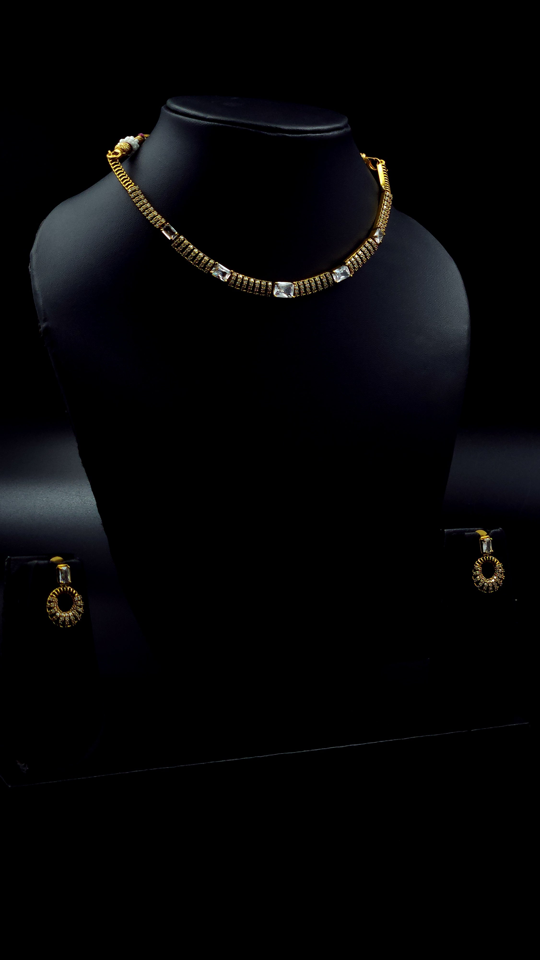 Hasli Choker White Stone