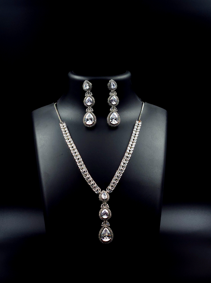 Diamond pendent set