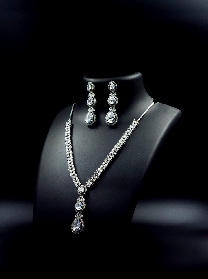 Diamond pendent set