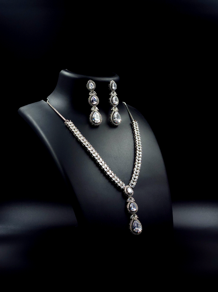 Diamond pendent set